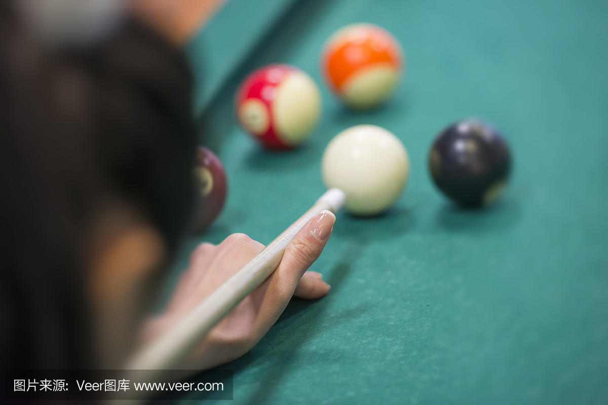 学校对面台球室里未成年人玩得欢